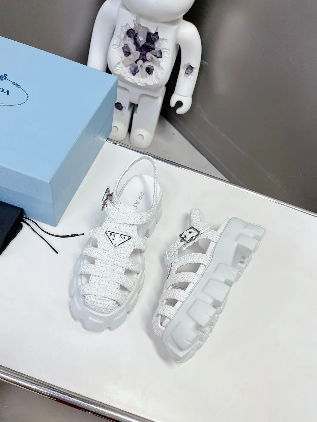 👟👟Ex-factory price 640👟👟 Straw 2023 exclusive version super hot🎊🎊🎊hot prada Prada cage shoes sawtooth Roman braided thick-soled rubber sandals retro fashionable and avant-garde gear teeth 55mm Thick-soled soles, the upper perfectly restores the original craftsmanship, and is made of purely hand-woven uppers. The cost is extremely high, making the whole pair of shoes light and comfortable, full of holiday feel, and bright colors 💐💐💐💐 to satisfy a variety of choices for fashionable people with different styles! The iconic metal triangle logo is paired with the shape of ancient beach sandals. Every design element is fashionable! Code number 35-40